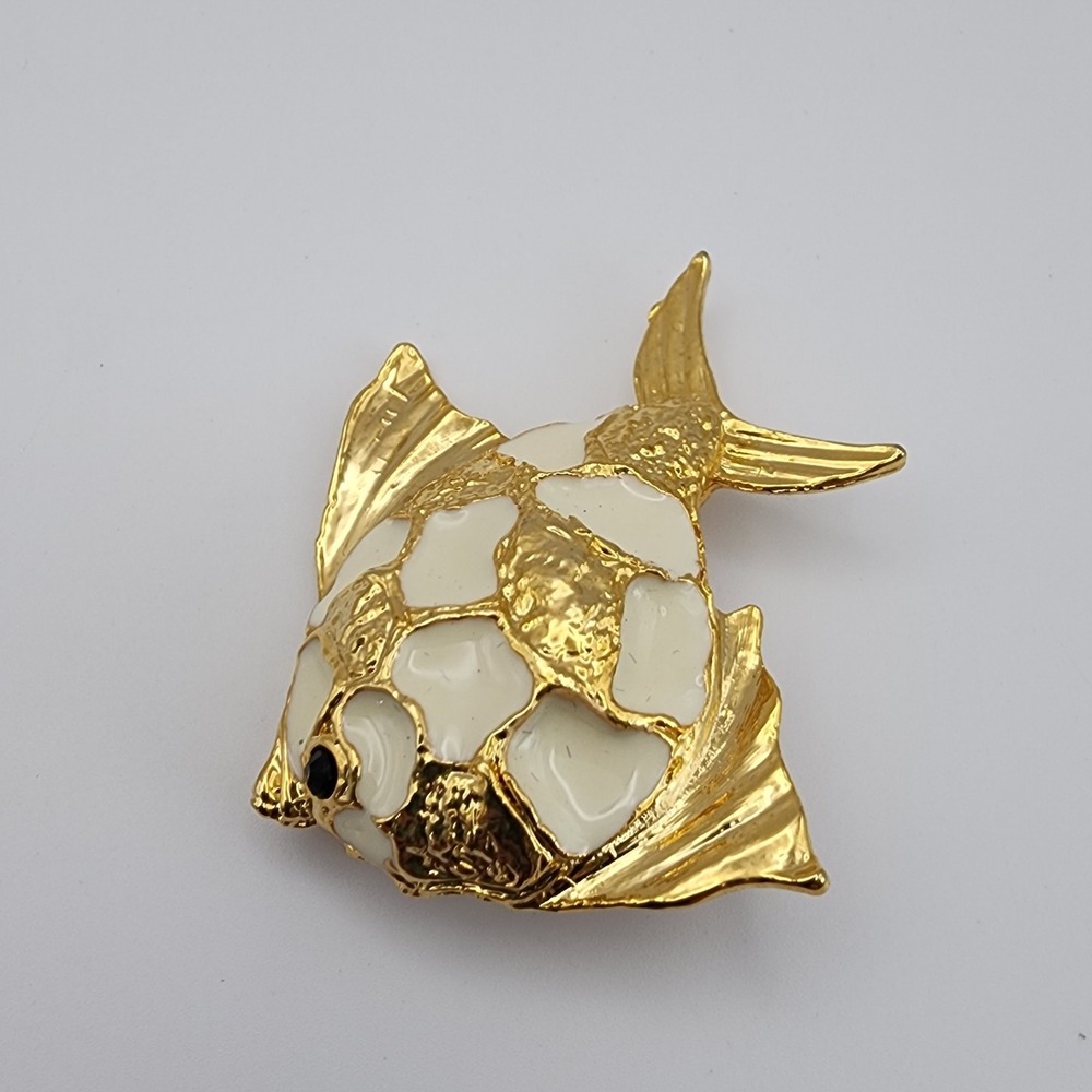 Vintage Angel Fish Gold Tone Cream Embossed Enamel Reef Tropical Vacation Brooch - Picture 4 of 10